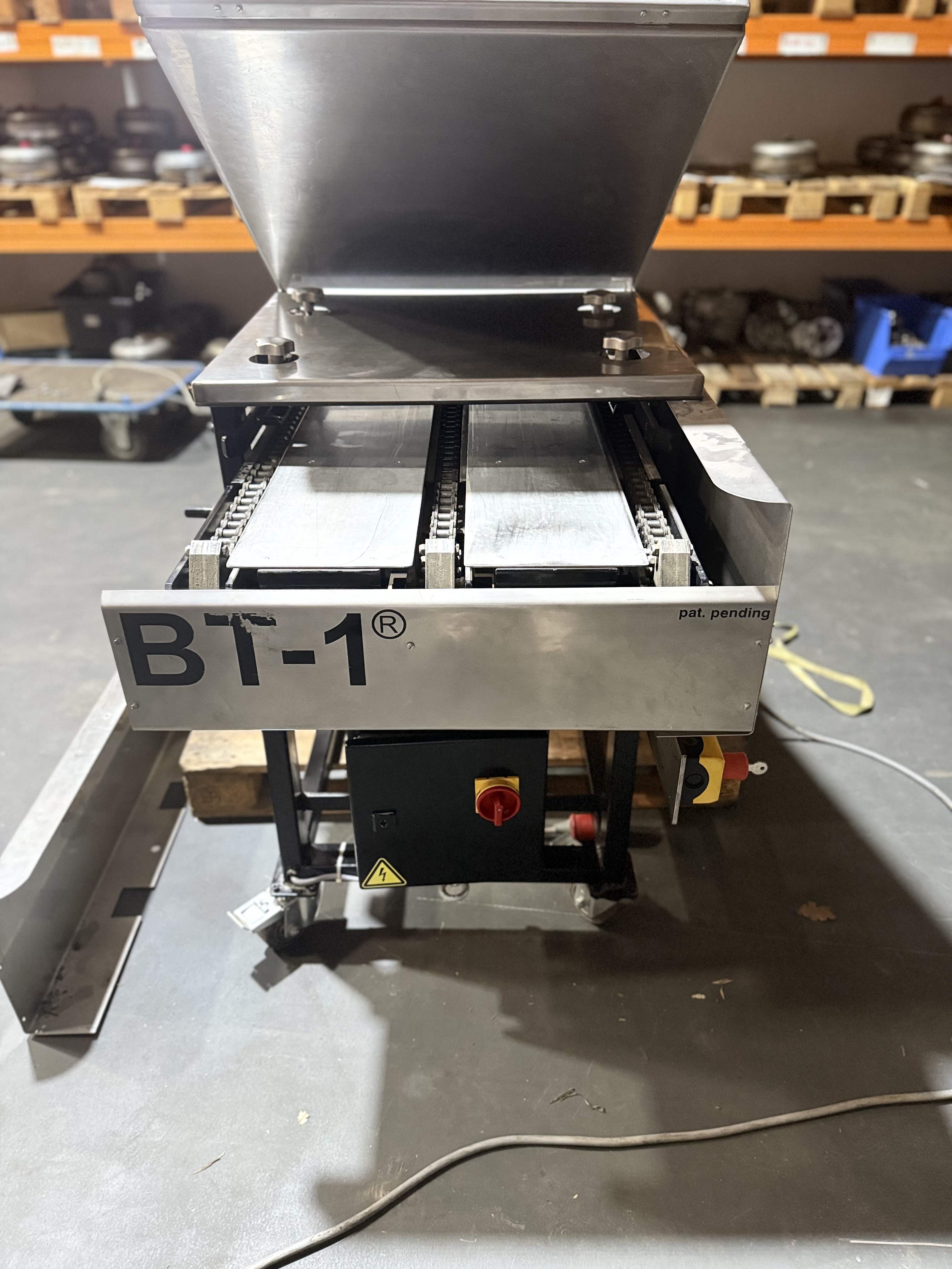 BT-1 Doppelbodenplatten-Schälmaschine Frontansicht mit sichtbarem Arbeitsbereich